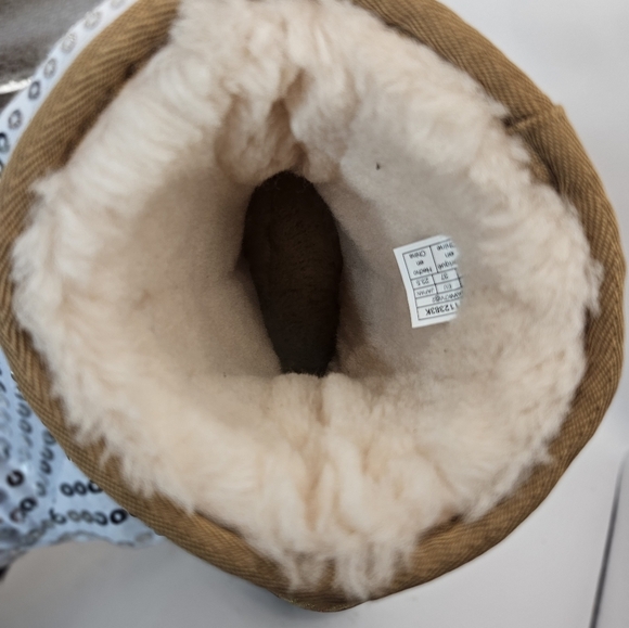 UGG Kids' Classic II Graphic Stitch Short Boot SZ 5 - Picture 7 of 10